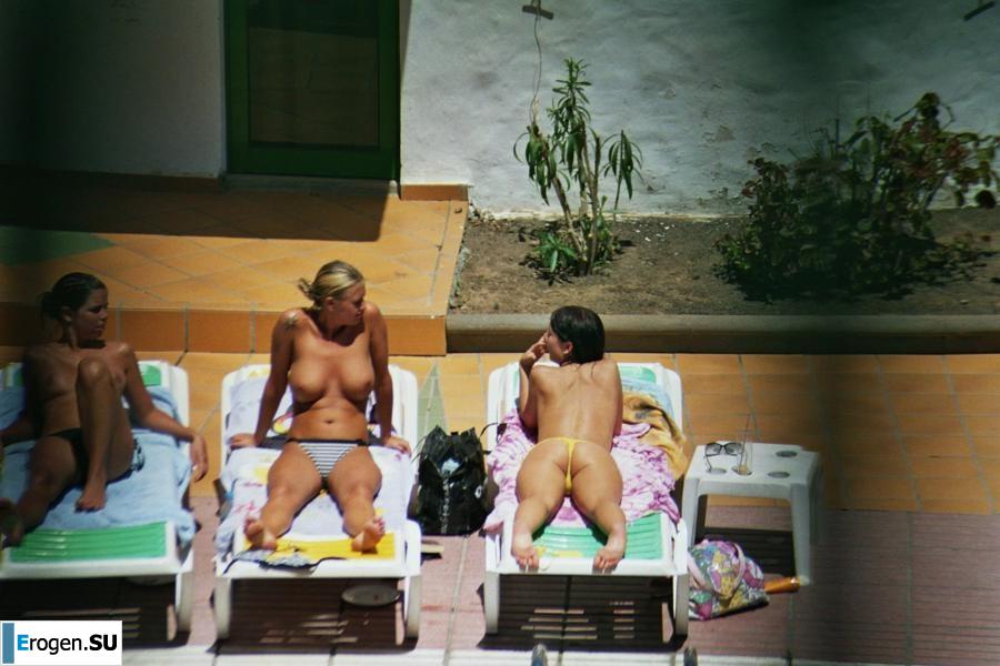 Девушки загорают топлесс возле бассейна. Часть 3. Фото 9