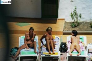 Девушки загорают топлесс возле бассейна. Часть 3. Эскиз 13