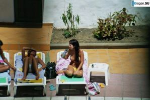 Девушки загорают топлесс возле бассейна. Часть 3. Эскиз 22