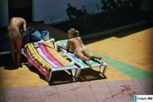 Девушки загорают топлесс возле бассейна. Часть 3. Эскиз 23