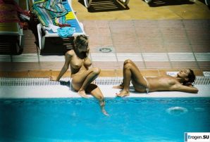 Девушки загорают топлесс возле бассейна. Часть 3. Эскиз 26