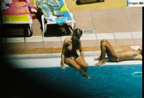 Девушки загорают топлесс возле бассейна. Часть 3. Эскиз 29