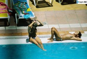 Девушки загорают топлесс возле бассейна. Часть 3. Эскиз 32