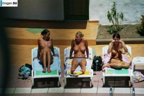 Девушки загорают топлесс возле бассейна. Часть 3. Эскиз 6