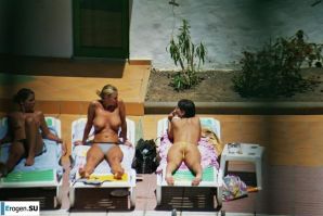 Девушки загорают топлесс возле бассейна. Часть 3. Эскиз 9