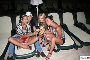 Компашка русских зажигает в Турции. Эскиз 14