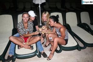 Компашка русских зажигает в Турции. Эскиз 15