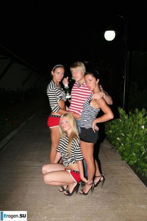 Компашка русских зажигает в Турции. Эскиз 8