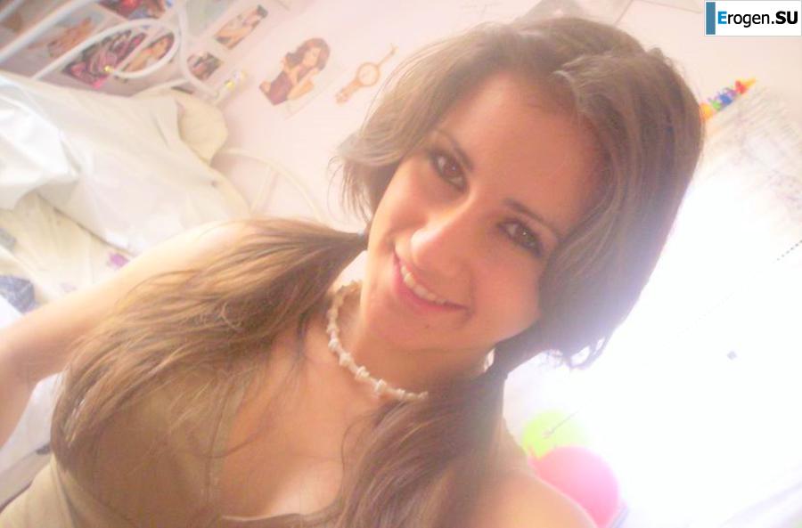 A beautiful Bulgarian poses at home and on the beach. Photo 11