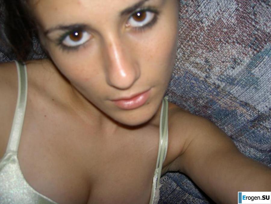 A beautiful Bulgarian poses at home and on the beach. Photo 15