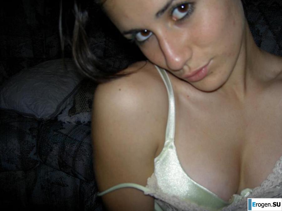 A beautiful Bulgarian poses at home and on the beach. Photo 17