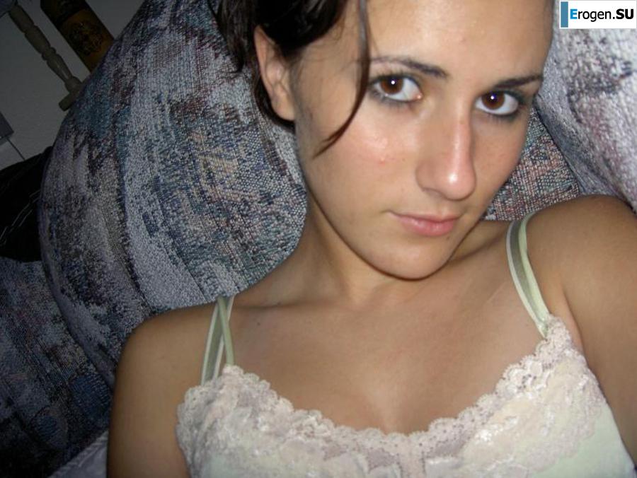 A beautiful Bulgarian poses at home and on the beach. Photo 28