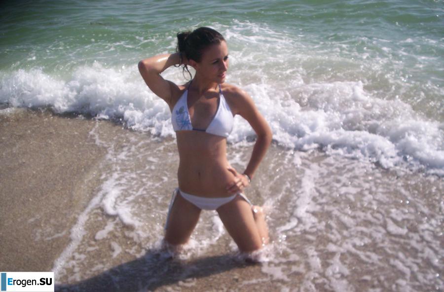 A beautiful Bulgarian poses at home and on the beach. Photo 4