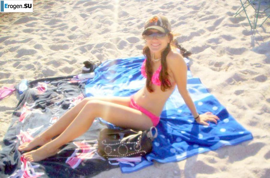 A beautiful Bulgarian poses at home and on the beach. Photo 8