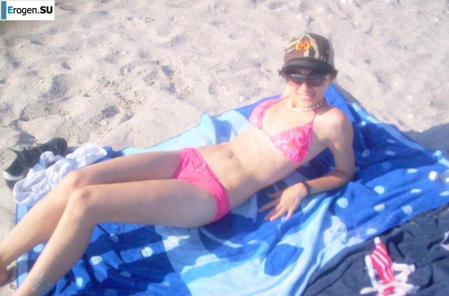 A beautiful Bulgarian poses at home and on the beach. Photo 9