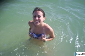 A beautiful Bulgarian poses at home and on the beach. Thumb 5