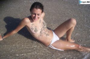 A beautiful Bulgarian poses at home and on the beach. Thumb 6