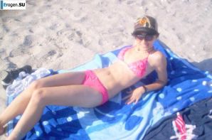 A beautiful Bulgarian poses at home and on the beach. Thumb 9