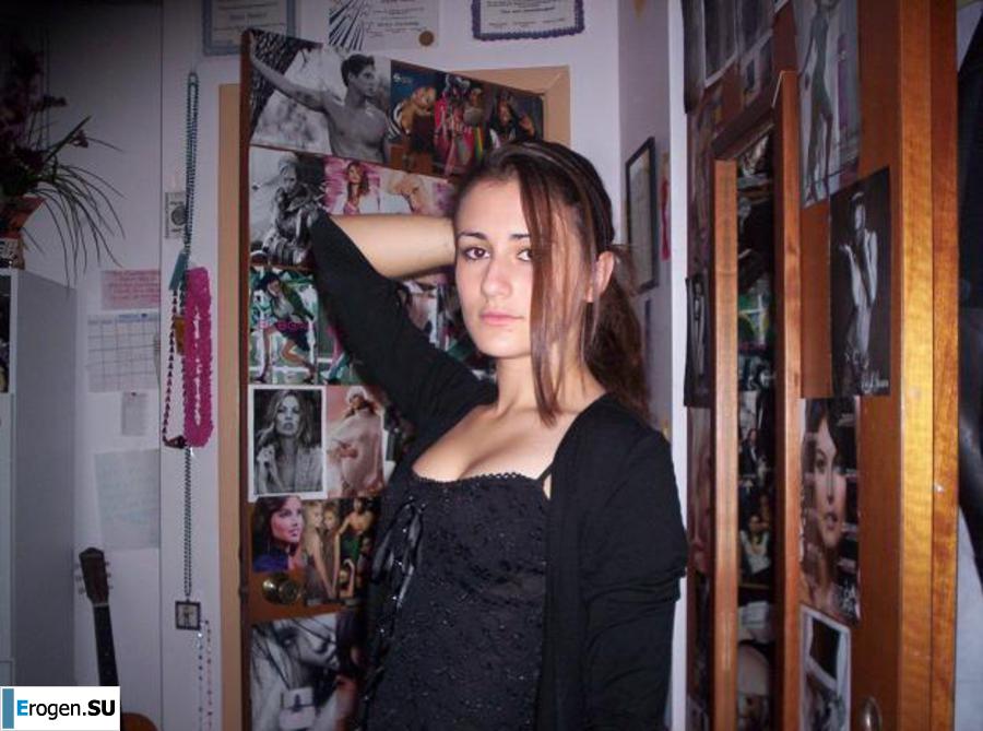 Beautiful Bulgarian posing at home and on the beach. Part 2. Photo 30