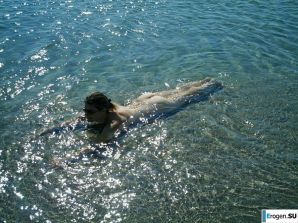 На море позирует. Эскиз 10