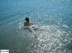 На море позирует. Эскиз 12