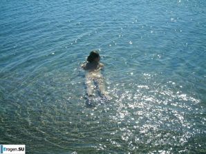 На море позирует. Эскиз 13