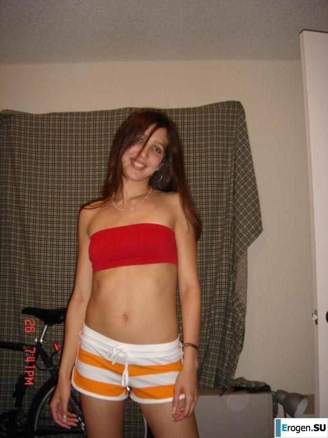 Smiling brunette with everlasting nipples. Photo 11