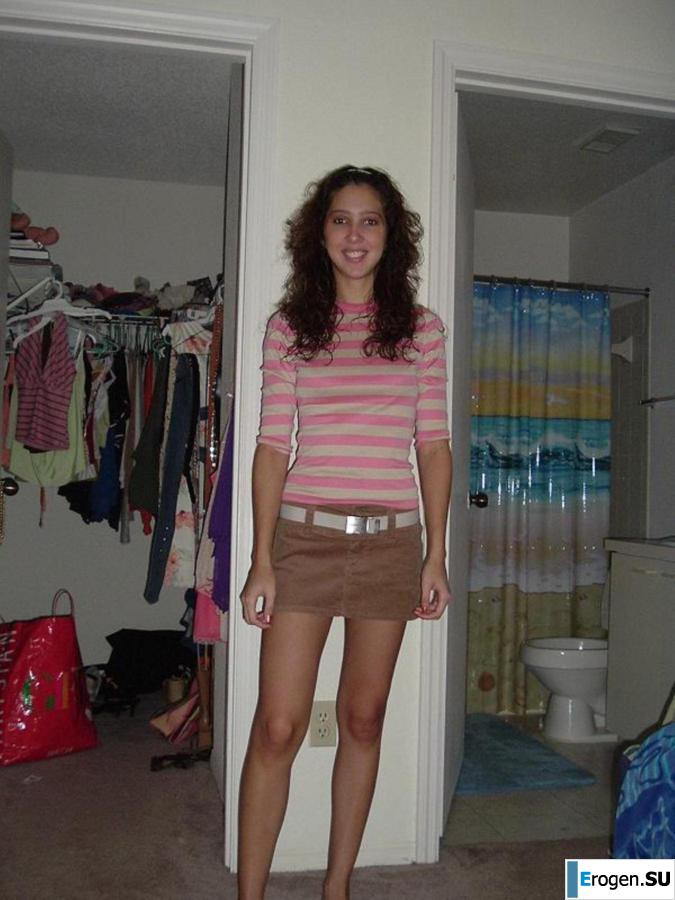 Smiling brunette with everlasting nipples. Photo 15