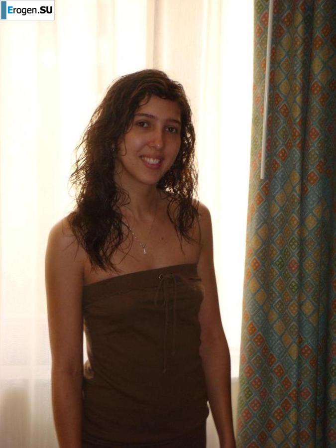 Smiling brunette with everlasting nipples. Photo 19