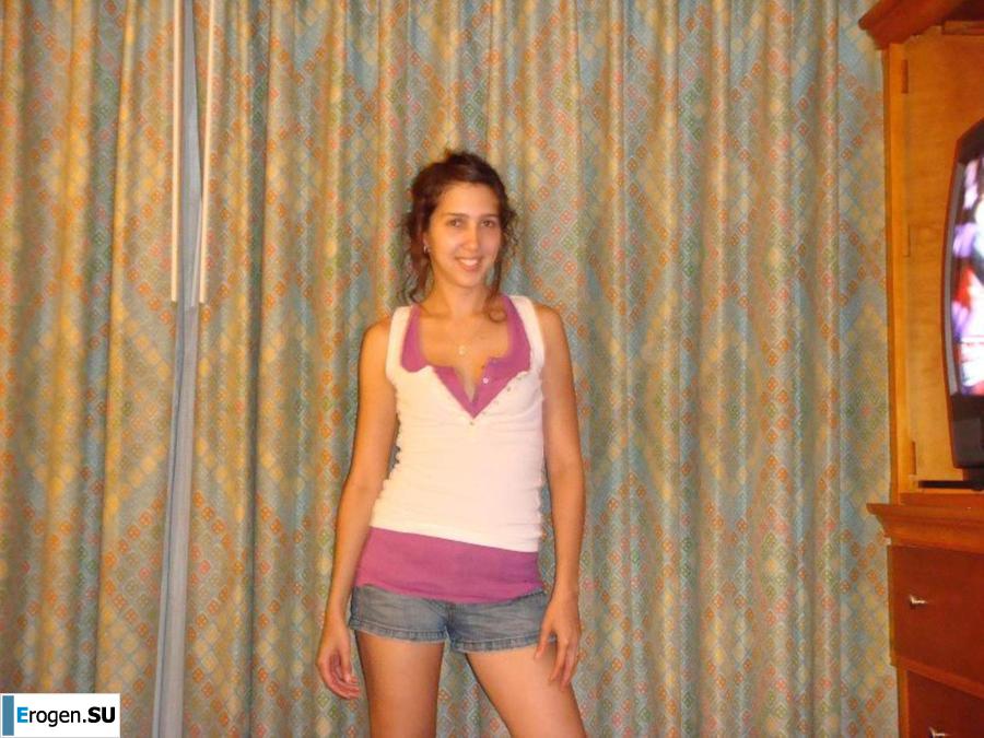 Smiling brunette with everlasting nipples. Photo 20