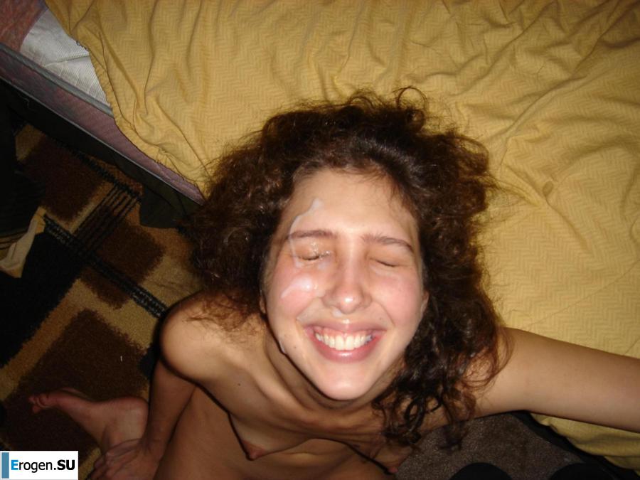 Smiling brunette with everlasting nipples. Photo 23