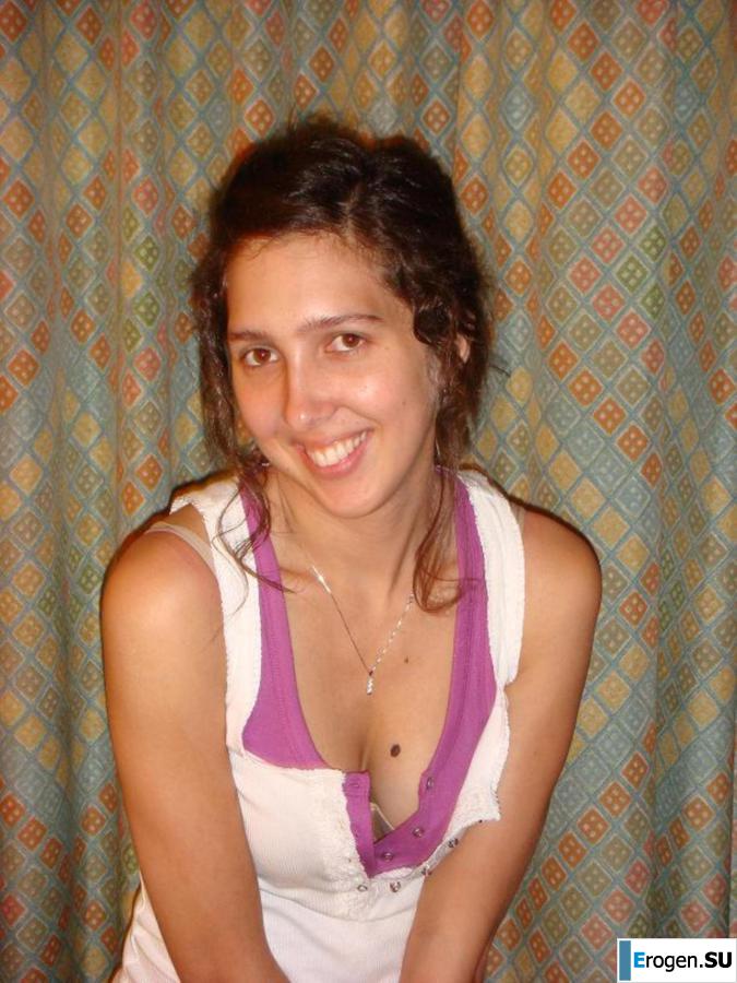 Smiling brunette with everlasting nipples. Photo 24