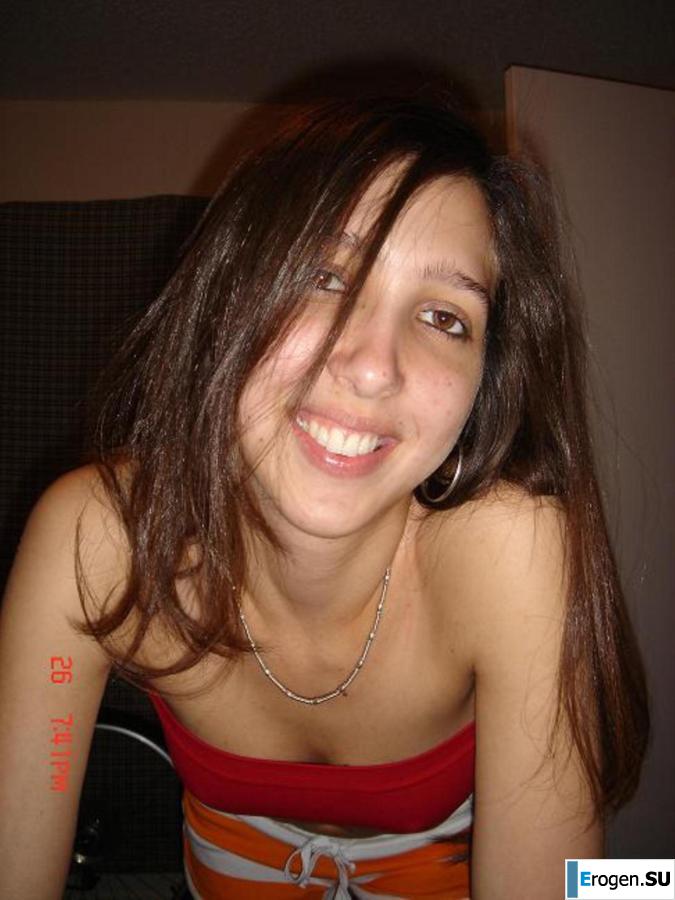 Smiling brunette with everlasting nipples. Photo 27