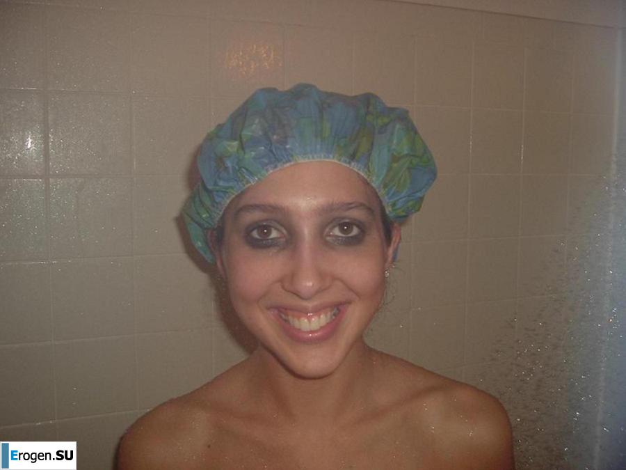 Smiling brunette with everlasting nipples. Photo 34