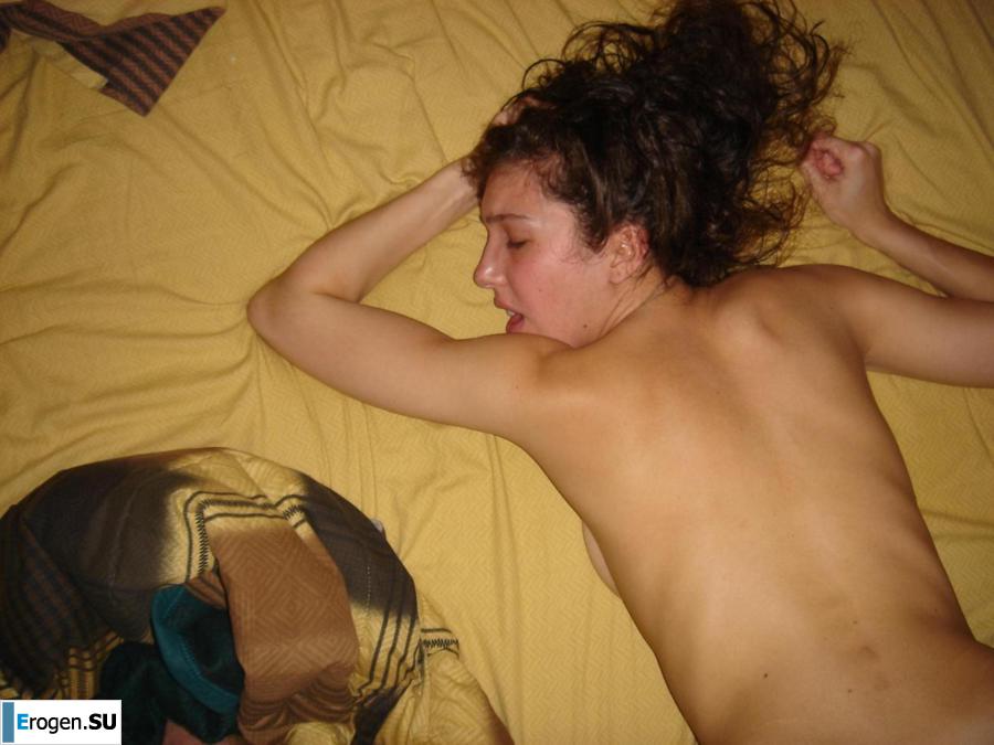 Smiling brunette with everlasting nipples. Photo 5