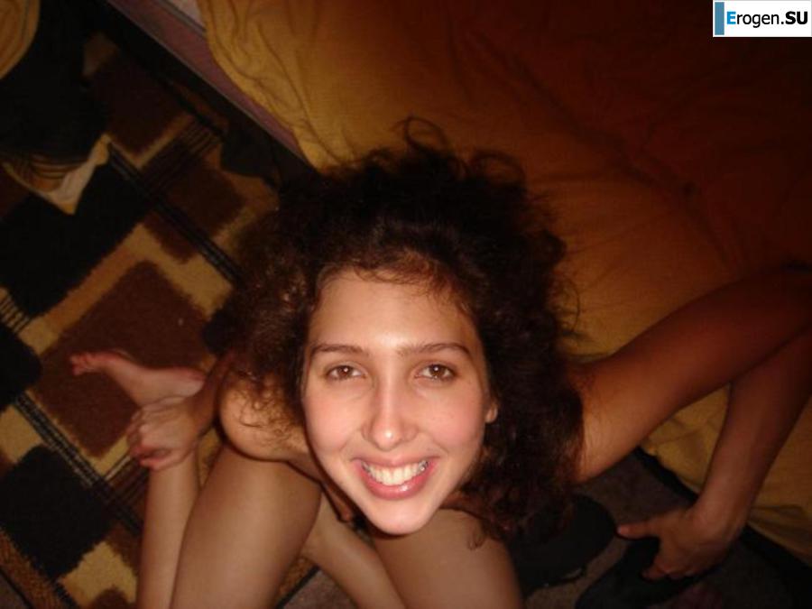 Smiling brunette with everlasting nipples. Photo 8