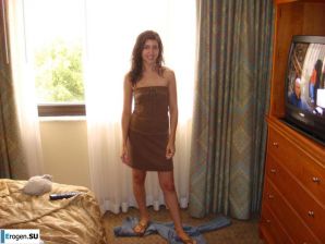 Smiling brunette with everlasting nipples. Thumb 17