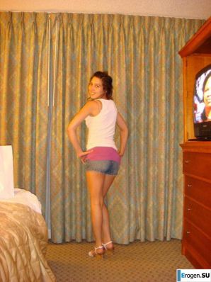 Smiling brunette with everlasting nipples. Thumb 22