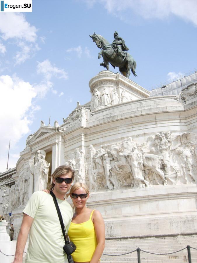 That blonde, the brunette. Photo 16