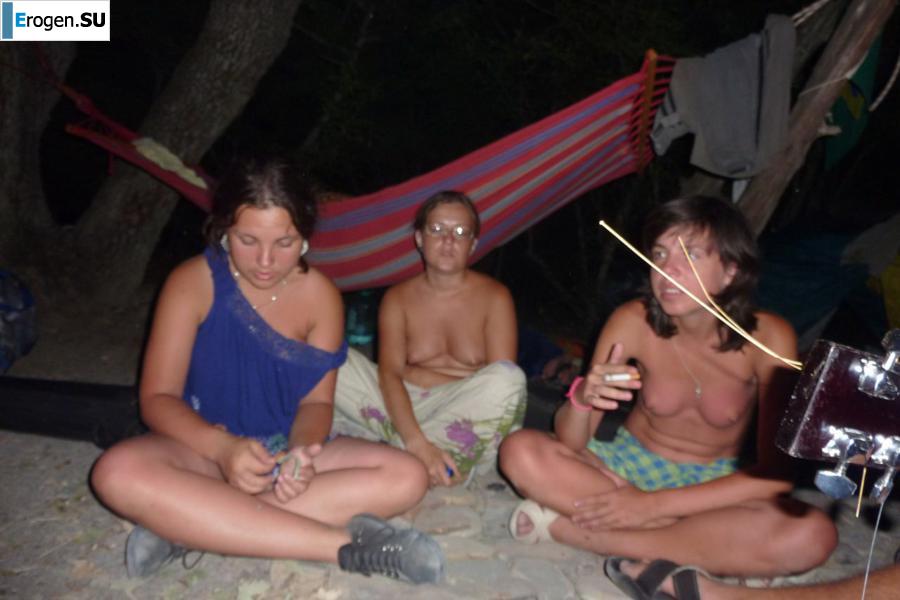 Hippies are nudists. Photo 33