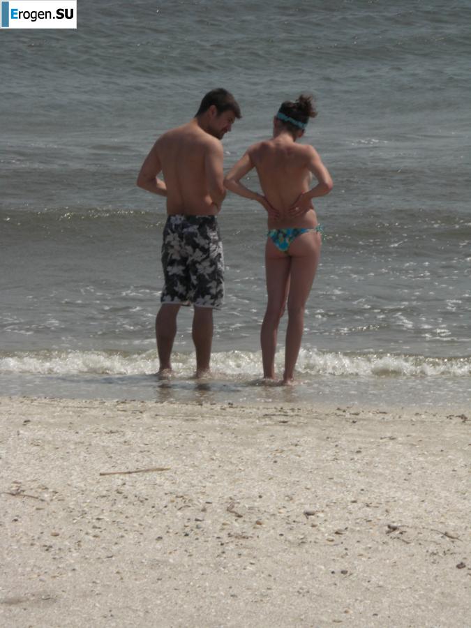 Худая девушка топлесс на пляже. Фото 14