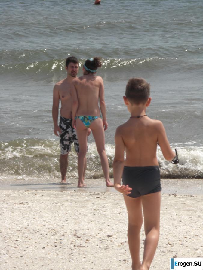 Худая девушка топлесс на пляже. Фото 16