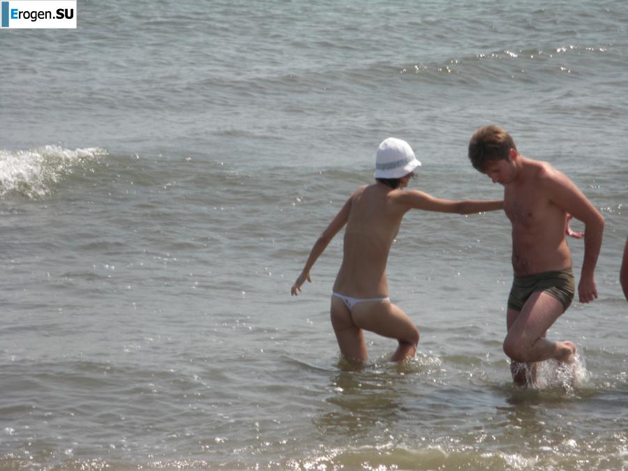 Худая девушка топлесс на пляже. Фото 19