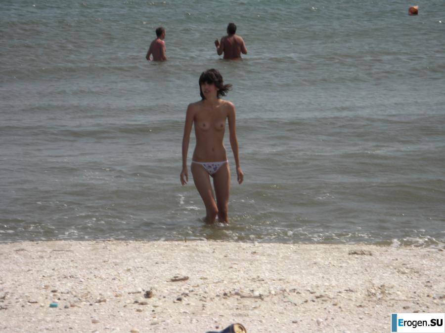 Худая девушка топлесс на пляже. Фото 31