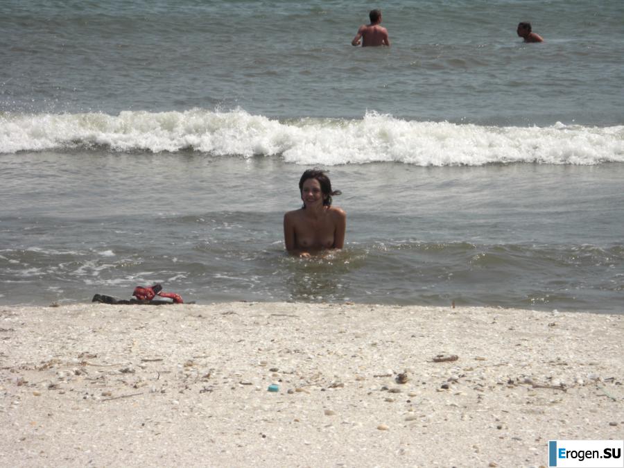 Худая девушка топлесс на пляже. Фото 35