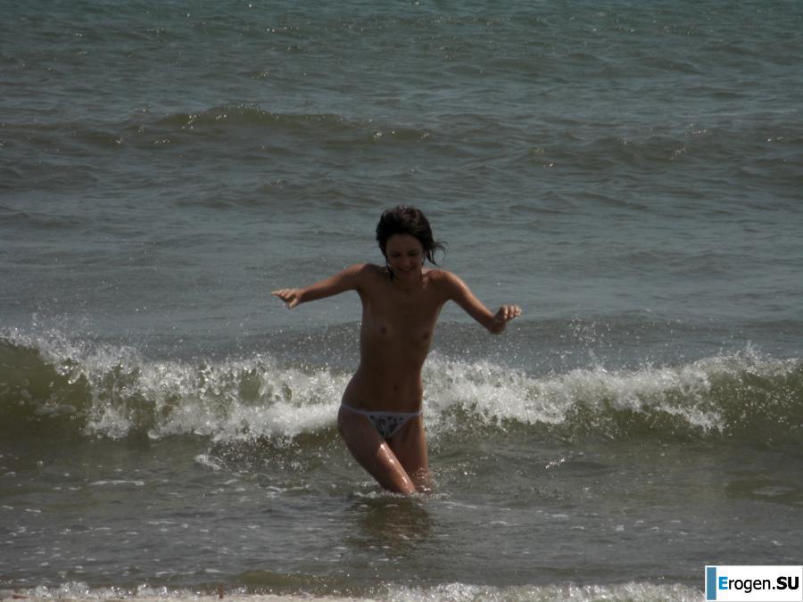 Худая девушка топлесс на пляже. Фото 37