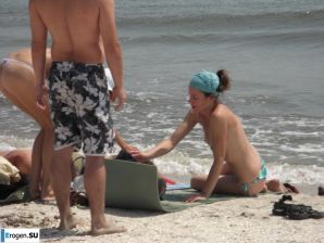 Topless thin girl on the beach. Thumb 10