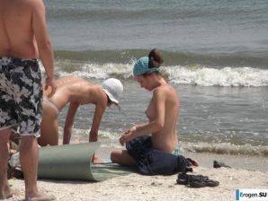 Topless thin girl on the beach. Thumb 11