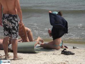 Topless thin girl on the beach. Thumb 13