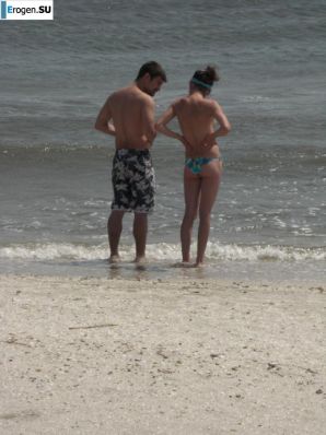 Topless thin girl on the beach. Thumb 14